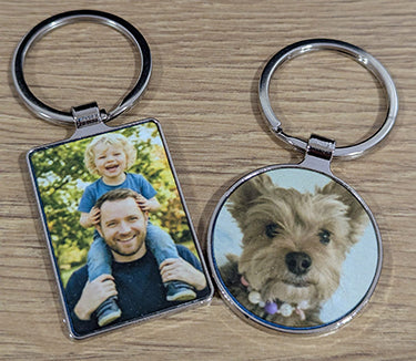 Llavero de metal con grabado por detras