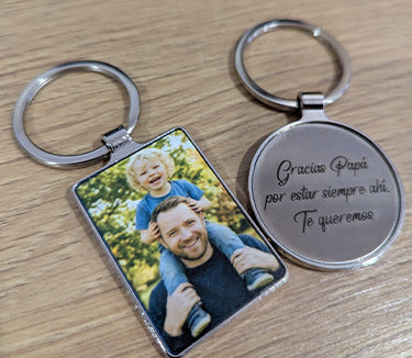 Llavero de metal con grabado por detras